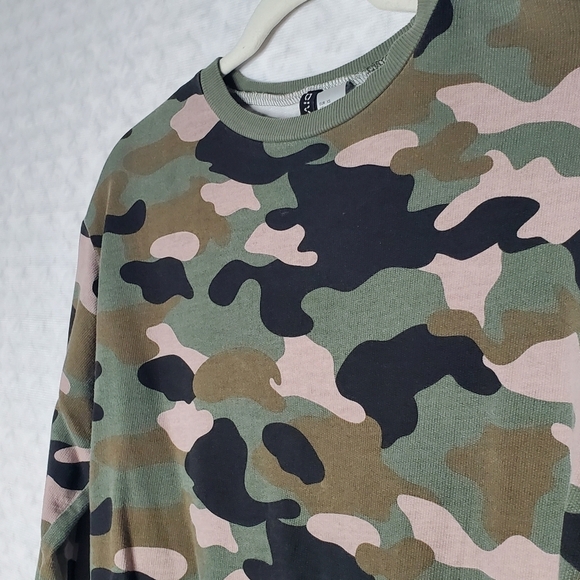 H&M Green Camo Sweatshirt - Picture 3 of 5